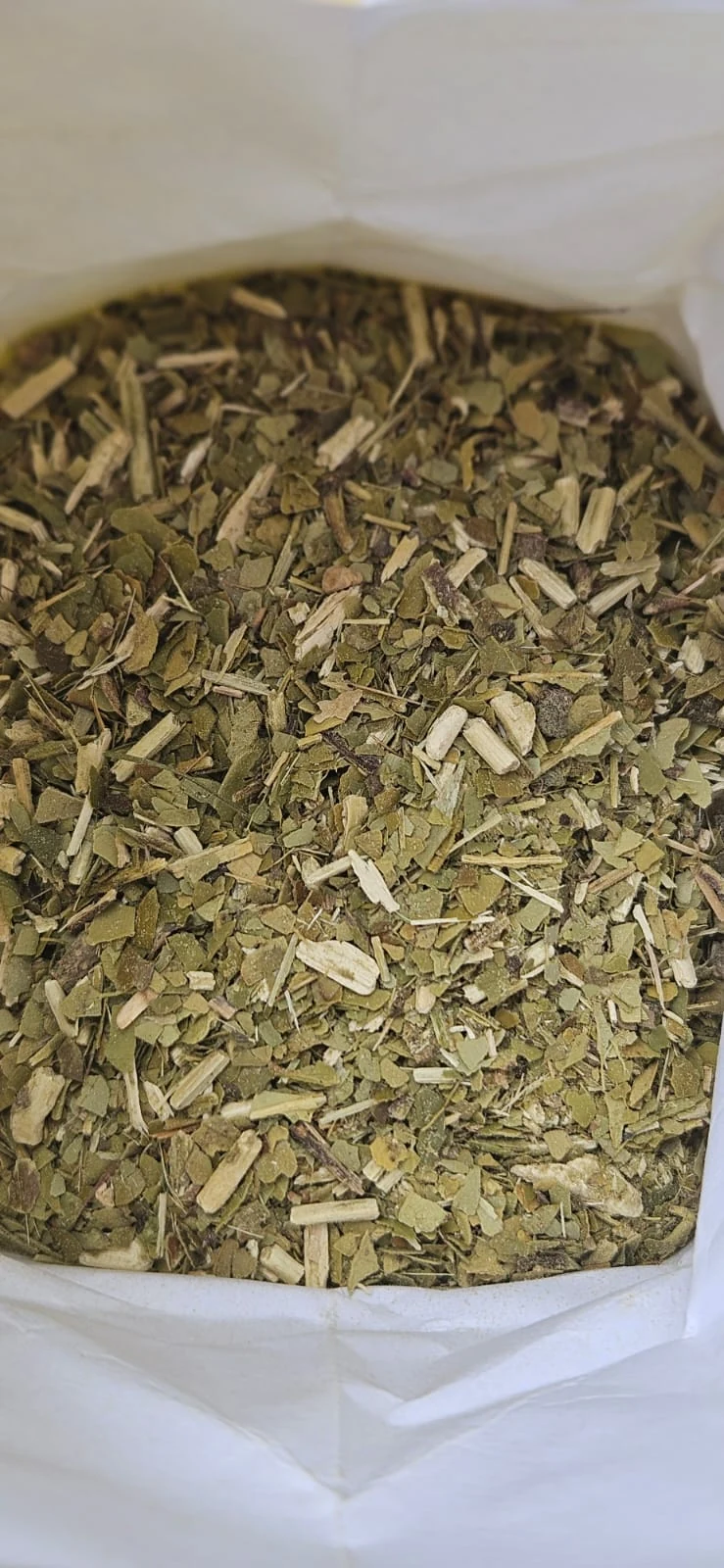 Detalle de hojas y palos de la yerba mate Don Adán dentro del paquete